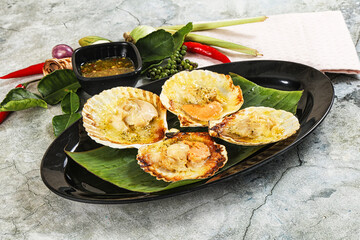 Griiled scallops in shell with cheese