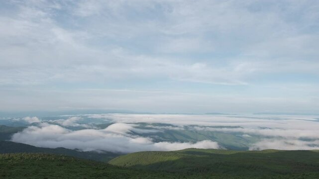 山頂から広がる雲海と山々の風景