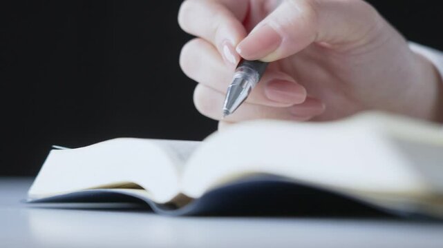 テキストとペンで勉強する人の手元