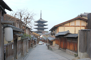 Obraz premium Traditional street in Kyoto, Japan, with Yasaka Pagoda (Hōkanji Temple) in the background during a quiet morning