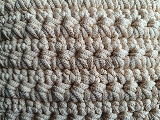 The process of crocheting a handbag made of cord and leather accessories