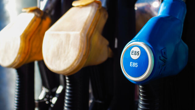 Vue rapproch&eacute;e de pistolets &agrave; carburant