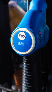 Vue rapproch&eacute;e de pistolets &agrave; carburant