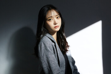 ジャケットを着た若い女性の陰影のある雰囲気のあるポートレート
