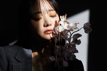 ジャケットを着た若い女性の陰影のある雰囲気のあるポートレート