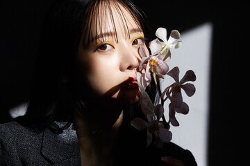 ジャケットを着た若い女性の陰影のある雰囲気のあるポートレート