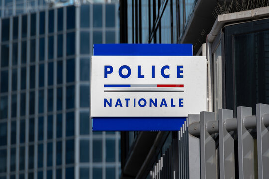 Courbevoie, France - 17 f&eacute;vrier 2025: 'POLICE NATIONALE' &eacute;crit en fran&ccedil;ais sur l'enseigne d'un commissariat de police. Concepts de crime, d'enqu&ecirc;te et d'intervention de police en France