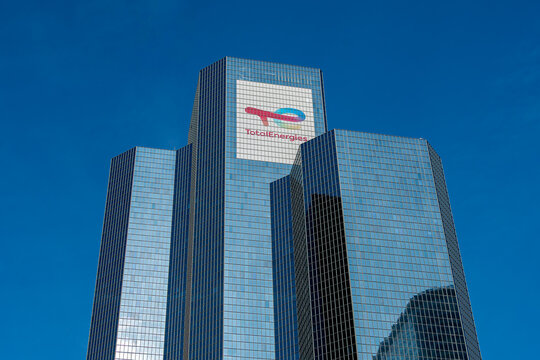Courbevoie, France - 17 f&eacute;vrier 2025: Vue distante du haut de la tour abritant le si&egrave;ge de la compagnie p&eacute;troli&egrave;re fran&ccedil;aise TotalEnergies, anciennement Total, dans le quartier de Paris La D&eacute;fense