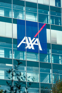 Nanterre, France - 17 f&eacute;vrier 2025: Enseigne et logo sur la fa&ccedil;ade du si&egrave;ge social d'Axa, dans le quartier d'affaires de Paris La D&eacute;fense. Axa est un groupe international fran&ccedil;ais d'assurance