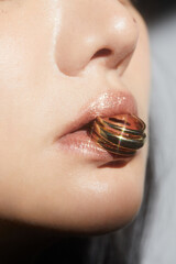 Naklejka premium ジャケットを着た若い女性の陰影のある雰囲気のあるポートレート