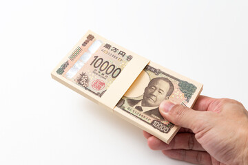 100万円の札束を持つ手