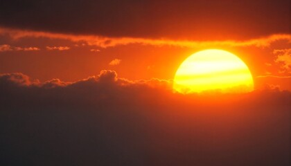 Obraz premium The sun peeks through dark clouds at dawn.