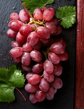 uvas rojas en las ramas de una vid