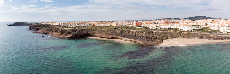 Panorama aérien des falaises du Cap d'Agde .