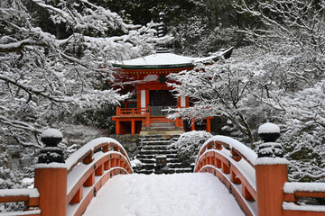 世界遺産京都市醍醐寺 雪の太鼓橋と弁天堂