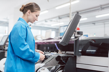Manual Worker confectioning electronic parts on assembly