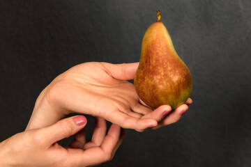 Hand reicht eine Birne