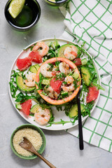 Healthy, fresh salad with shrimp, avocado, arugula in grapefruit.style hugge