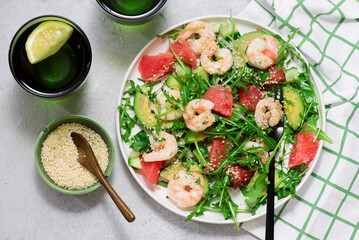 Healthy, fresh salad with shrimp, avocado, arugula in grapefruit.style hugge