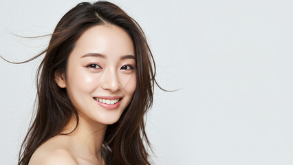 髪の毛を風になびかせる希望に満ちた笑顔の若い女性の横顔