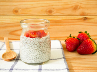 Vanilla chia pudding with fresh strawberries