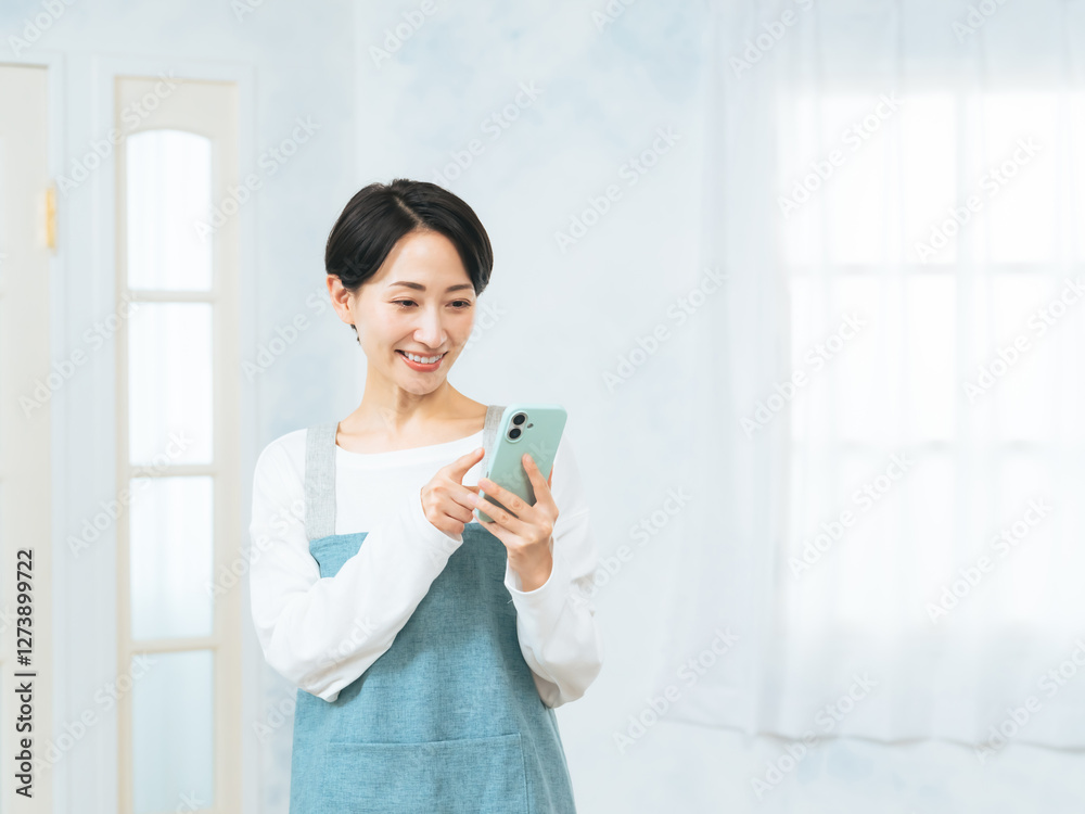 Poster スマホ、女性、主婦、エプロン、ママ、レシピ、店員、カフェ、求人、保育士、検索、アプリ、SNS、メール、笑顔、楽しい、クーポン、ポイント、セール、キャンペーン、コピースペース、仕事、スマートフォン、インターネット、オンライン、web、ニュース、予約、広告、アルバイト、パート、家政婦、家事代行、ハウスキーパー、ハウスクリーニング、清掃員、掃除、依頼、チェック、フリマ、スキマバイト、スポットワーク、副業