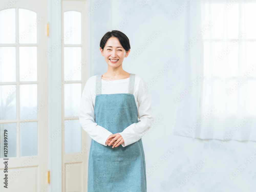 Leinwandbilder 女性、笑顔、エプロン、ミドルエイジ、保育士、ママ、店員、カフェ、日本人、仕事、求人、コピースペース、広告、アルバイト、パート、家事代行、ハウスクリーニング、サービス、サポート、元気、爽やか、エントランス、入口、玄関、店舗、スタッフ、保育、保育園、幼稚園、先生、お母さん、室内、インテリア、ドア、ハウスキーパー、ホテル、清掃、清掃員、掃除、大掃除、ポートレート、エプロン姿、家事、上半身、主婦、ライフス