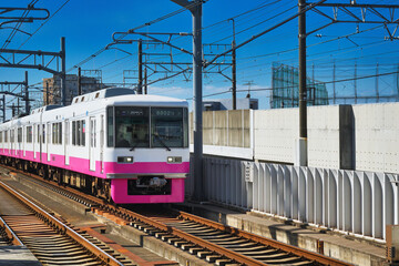 千葉県のローカル線 （ローカル電車）　　青空にはえる新京成（新京成電鉄）　コピースペースあり
