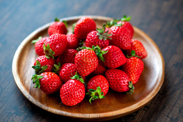 新鮮なイチゴと木皿