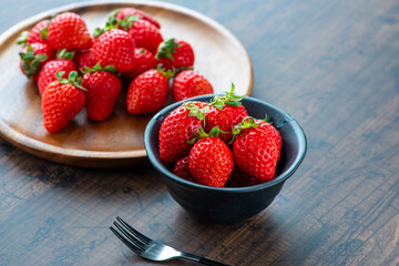 新鮮なイチゴと木皿