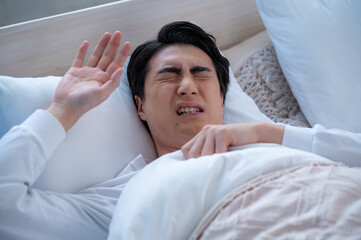 寝起きに太陽が眩しい日本人男性