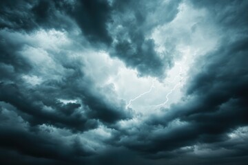 Obraz premium A dramatic stormy sky with dark clouds and lightning bolts streaking across the horizon. 