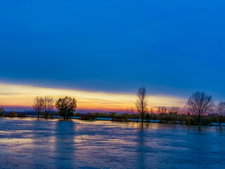 Obraz premium sunset over the river