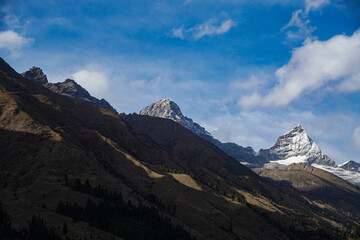 Obraz premium Majestic mountain peaks remote wilderness landscape photography natural beauty wide angle adventure awaits