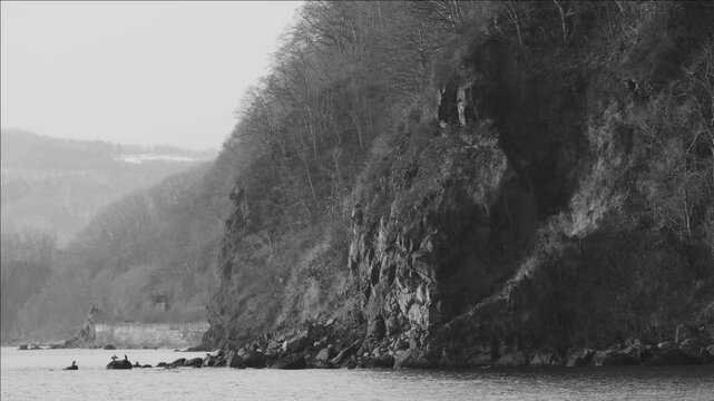 海岸の崖けに残された廃トンネルのある風景