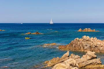 Costa dell'isola della Maddalena. Barca a vela sullo sfondo