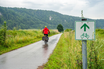 Fototapeta premium Der Altmühltalradweg bei Regenwetter