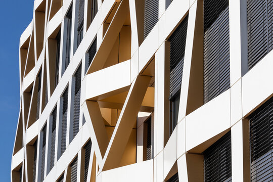 Moderne Fassade eines neuen B&uuml;rogeb&auml;udes im Gewerbepark Mark 51&deg;7 in Bochum