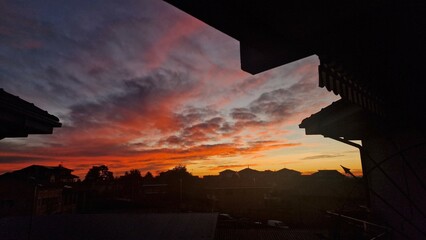 Cielo nuvoloso al tramonto