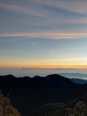 Golden Sunrise Over Majestic Mountains – Breathtaking Morning Landscape