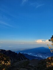 Naklejka premium Golden Sunrise Over Majestic Mountain Peaks