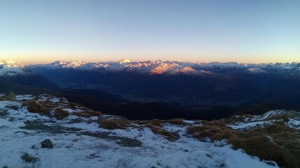 Obraz premium Majestic Sunrise Over Snowy Mountain Range