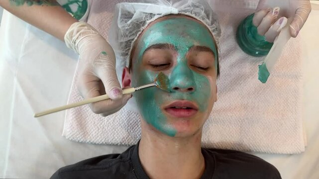 garoto faz  procedimento est&eacute;tico facial de relaxamento e beleza 