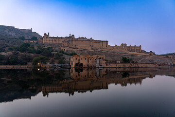 Obraz premium India. Rajasthan. Jaipur. Amber fort. General view of the fort reflected in Maotha Lake at dusk