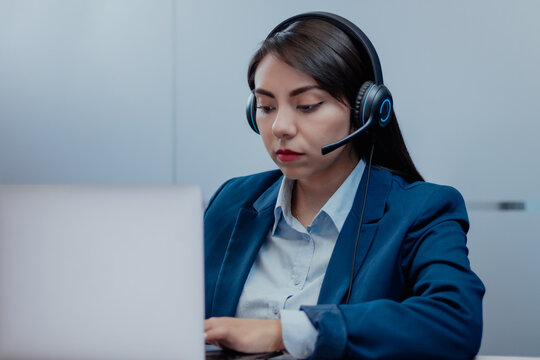Mujer latina trabajando en servicio de atenci&oacute;n al cliente con auriculares 
