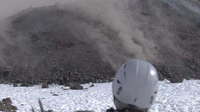 Etna, colata lavica avanza sulla neve