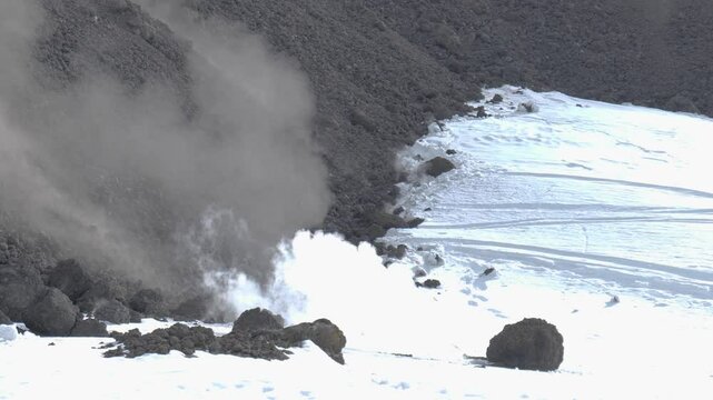 Etna, colata lavica avanza sulla neve