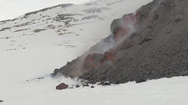 Etna, colata lavica avanza sulla neve