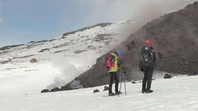 Etna, colata lavica avanza sulla neve