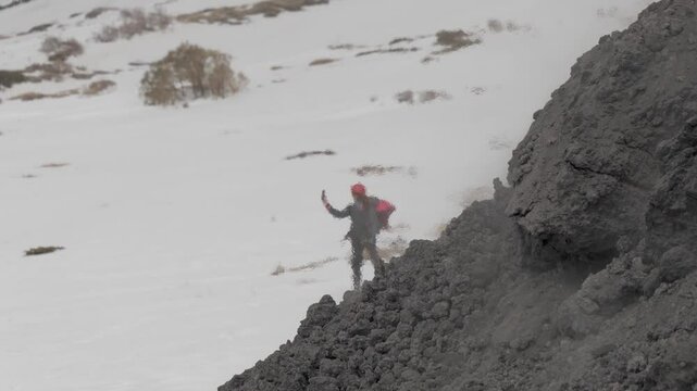 Etna, colata lavica avanza sulla neve